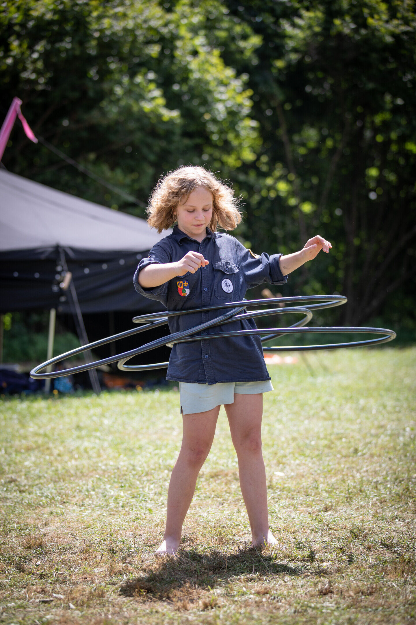 Eine Person mit vier Hula-Hoop-Reifen