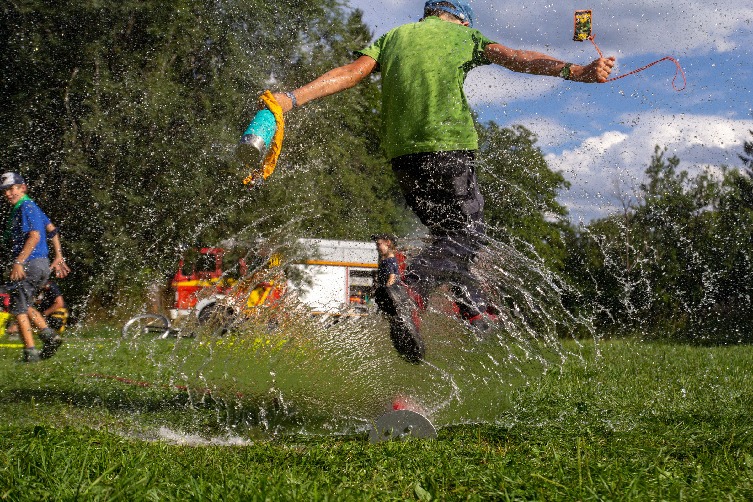 Eine Person, die durch einen Sprinkler springt