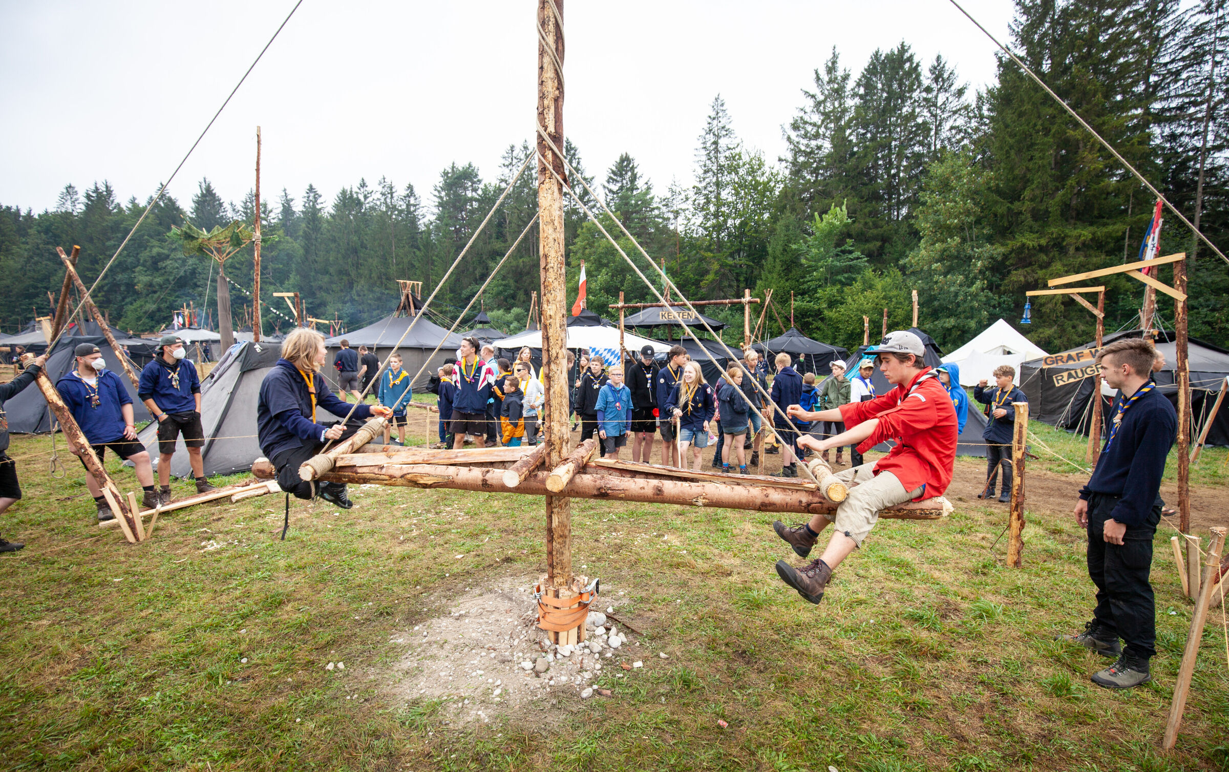 Zwei Pfadis auf einer selbstgebauten Wippe aus Holz